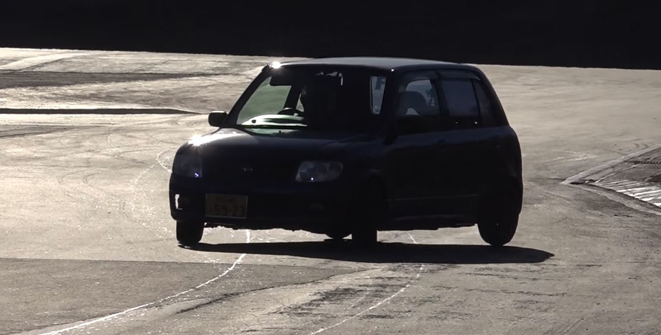 Tzv. "PVC Pipe Drifting" je geniální způsob, jak si za pár korun užít tuny srandy za volantem předokolky
