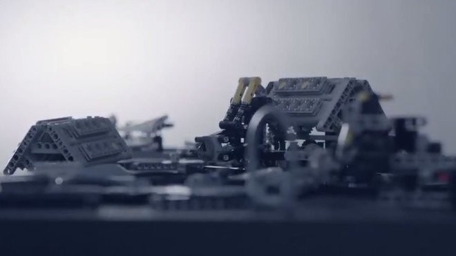 Součástky vznikajícího Bugatti Chiron ze stavebnice LEGO