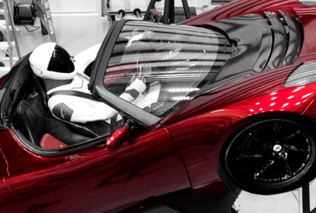 Tesla Roadster připravený ke startu do vesmíru (Zdroj: Elon Musk)