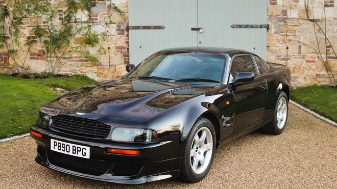 Aston Martin V8 Vantage V550, jehož prvním majitelem byl Sir Elton John