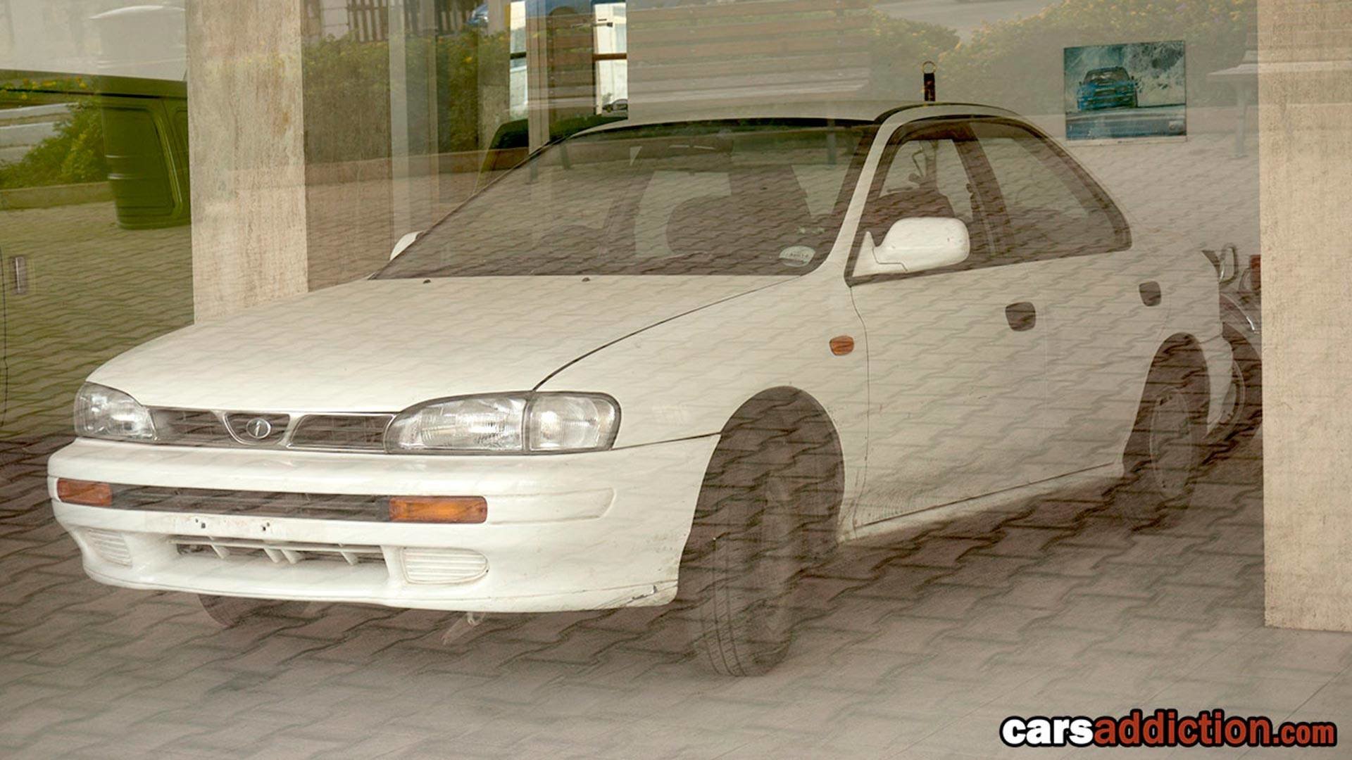 Fotografie z roky opuštěného dealerství Subaru na Maltě