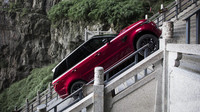 Range Rover Sport P400e během zdolávání tzv. "Dragon Challenge"