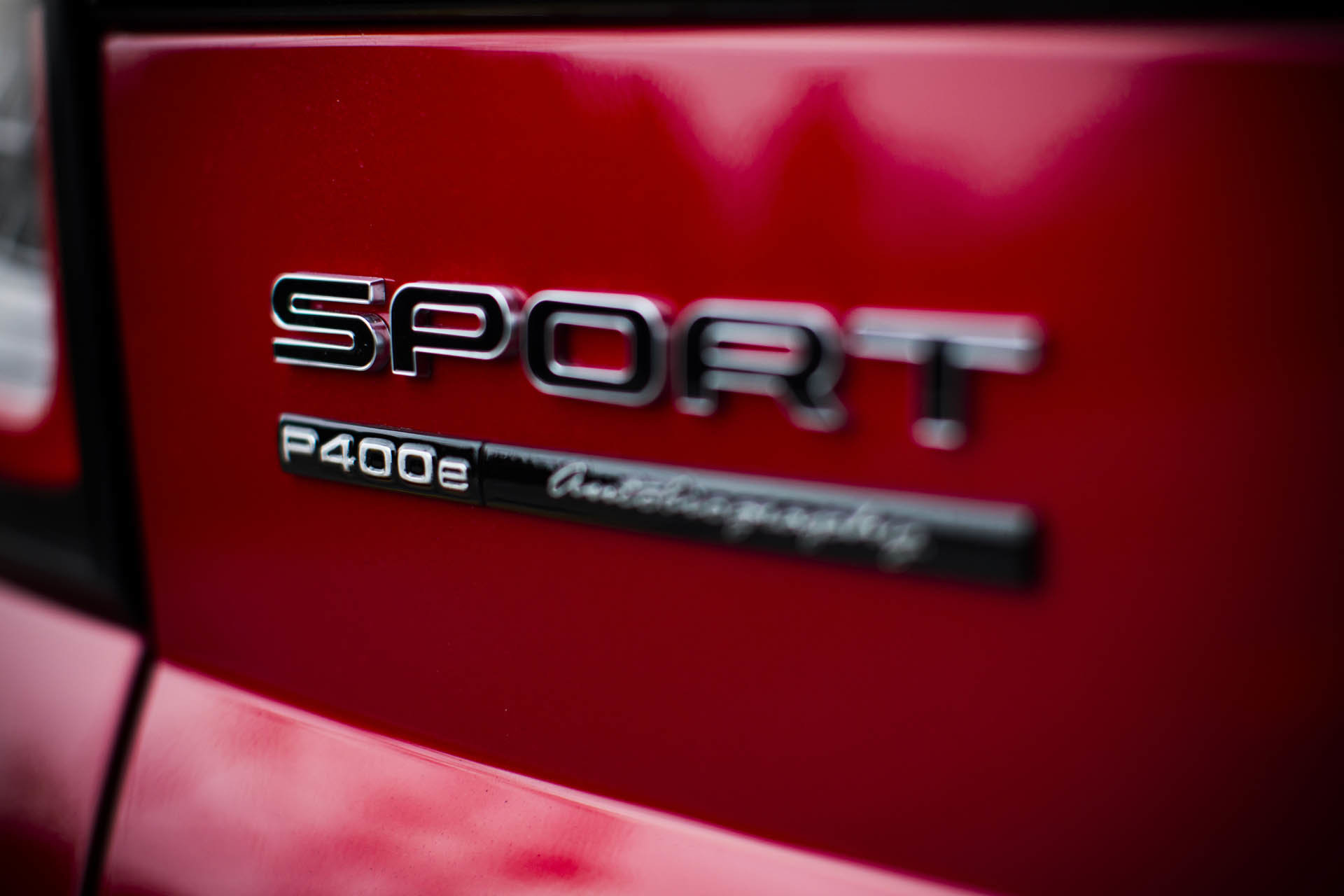 Range Rover Sport P400e během zdolávání tzv. "Dragon Challenge"