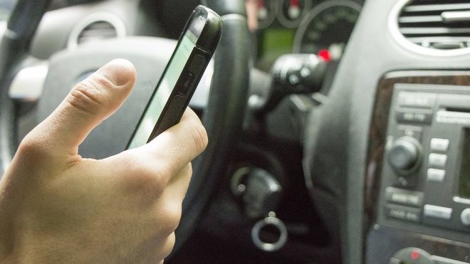 Telefonování za volantem se může řidičům pořádně prodražit