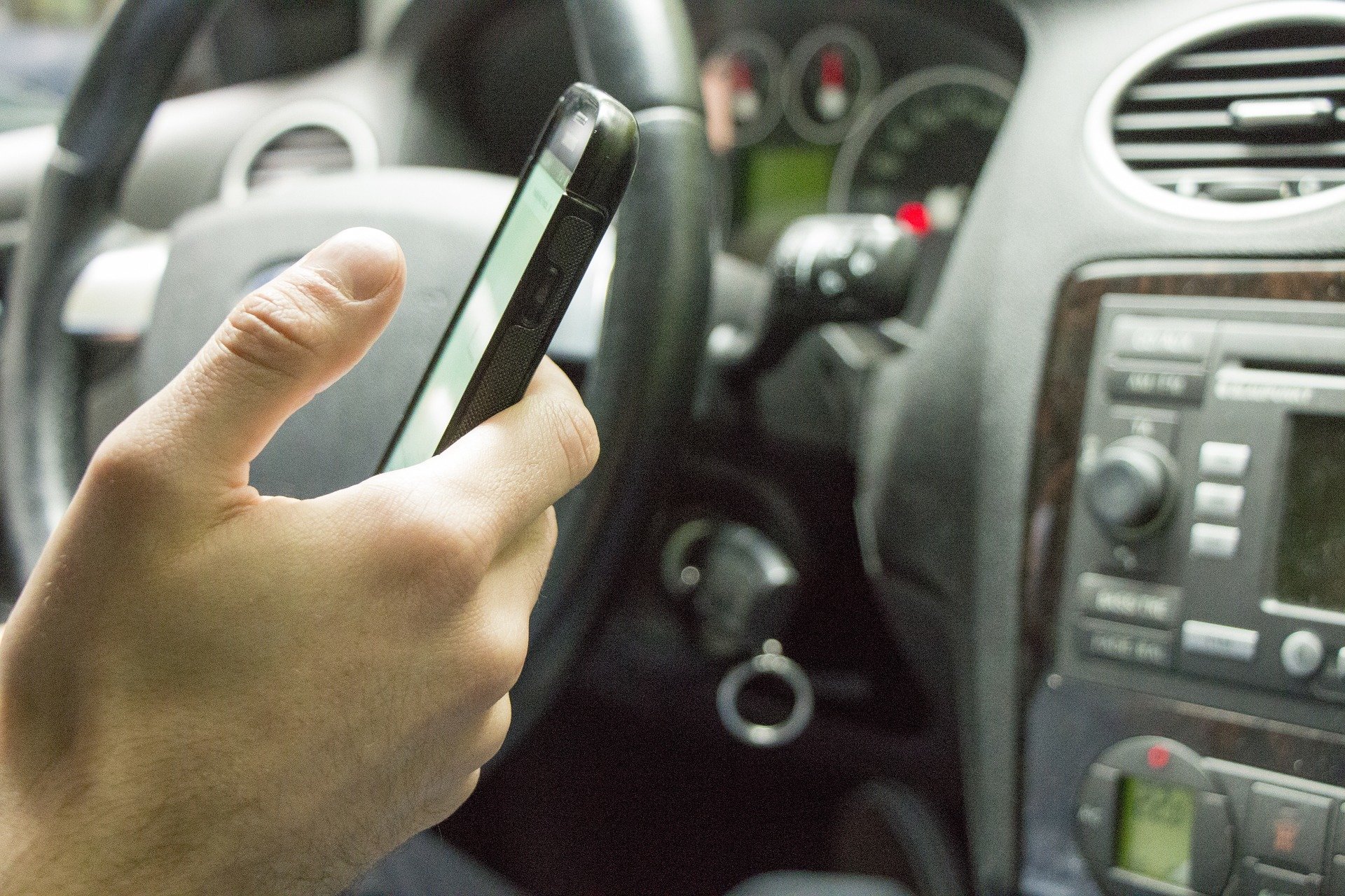 Používání telefonu za volantem je jedním z nejčastějších důvodů nepozornosti