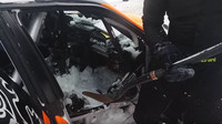 Závodník ztratil kontrolu nad vozem a skončil v závěji, do cíle dojel s autem plným sněhu