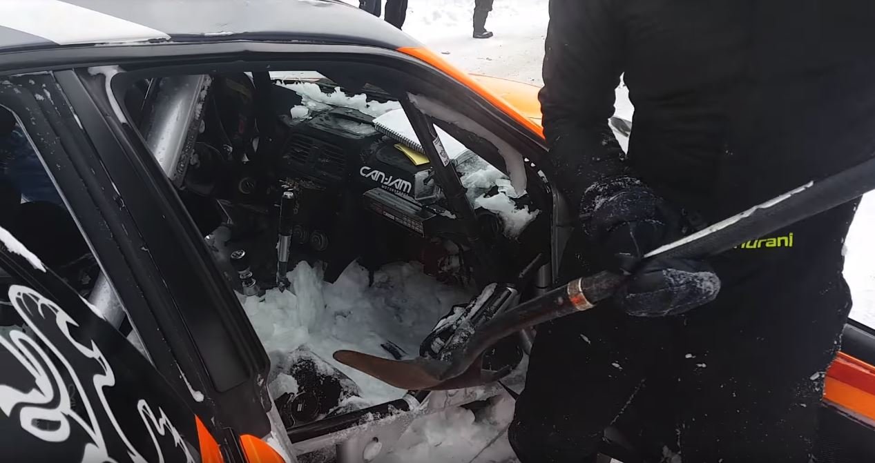 Závodník ztratil kontrolu nad vozem a skončil v závěji, do cíle dojel s autem plným sněhu