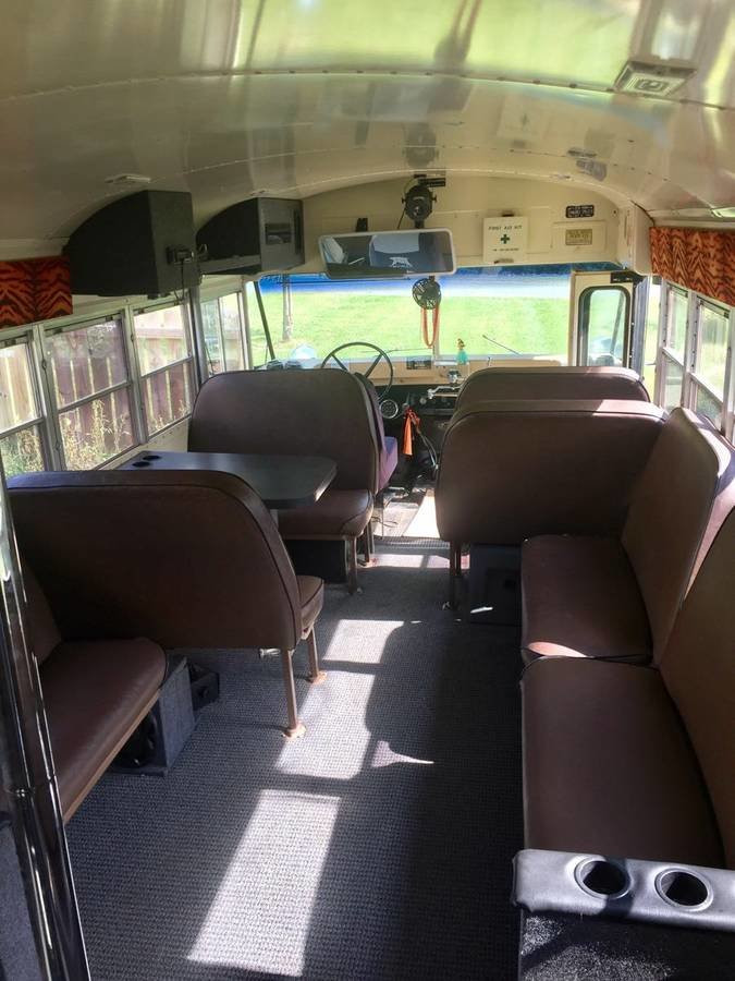 Školní autobus se proměnil v "Párty na kolech"