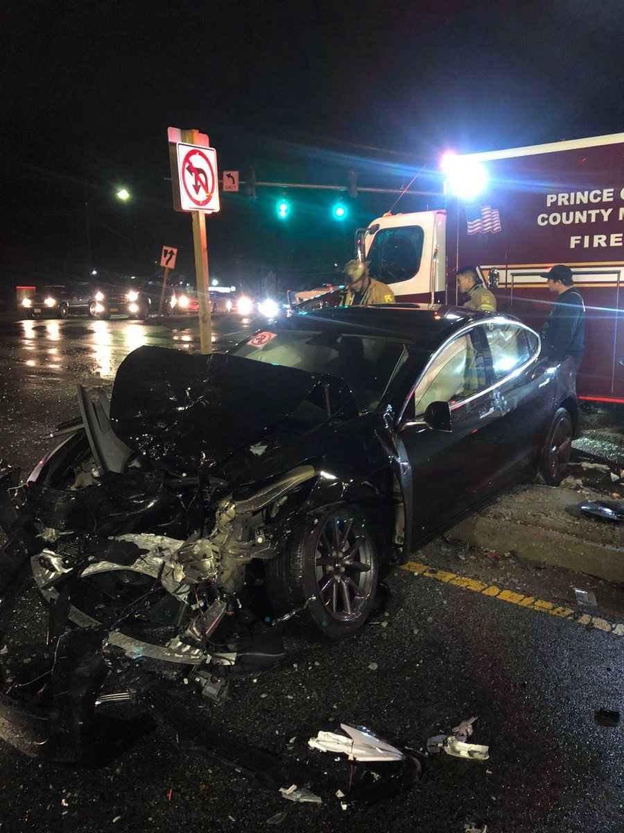 Vážně poškozená Tesla Model 3 zachránila řidiči život. Během nehody však došlo k relativně zbytečnému zranění spolujezdkyně