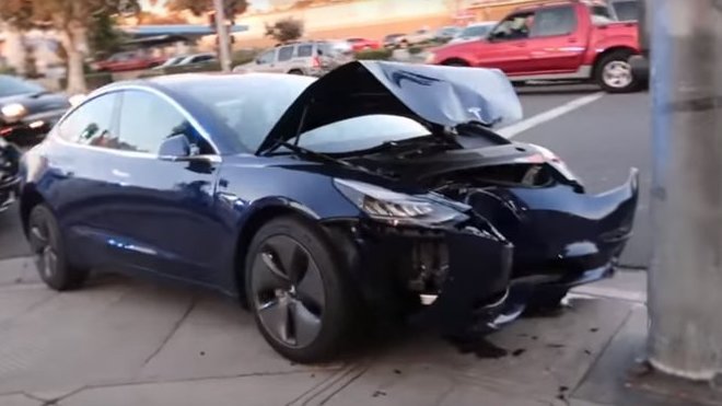 První vážně nabouraná Tesla Model 3