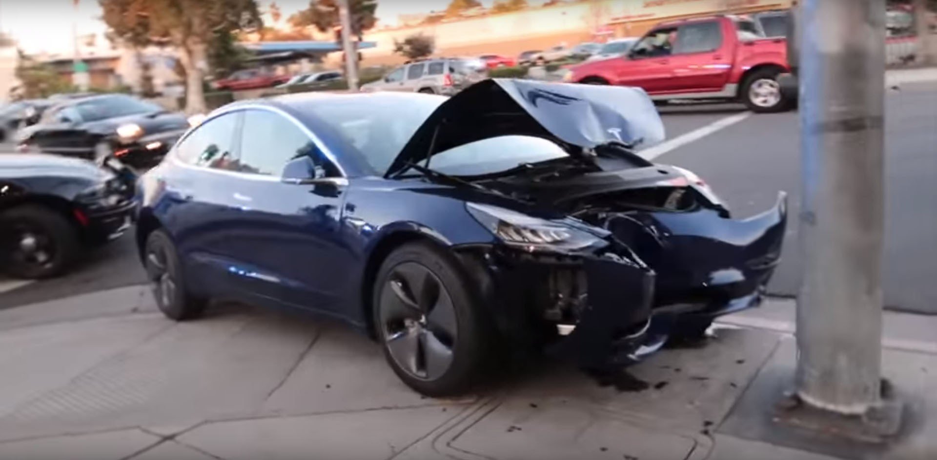 První vážně nabouraná Tesla Model 3