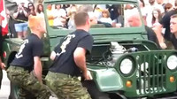 Kanadští vojáci dokáží rozebrat klasický Jeep Willys během minuty
