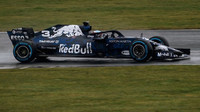Red Bull RB14 - Renault se poprve projel po dráze