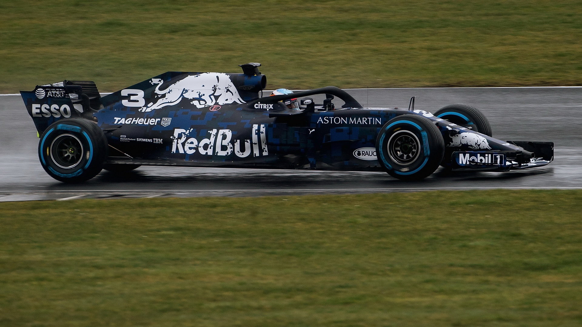 Red Bull RB14 - Renault už krouží