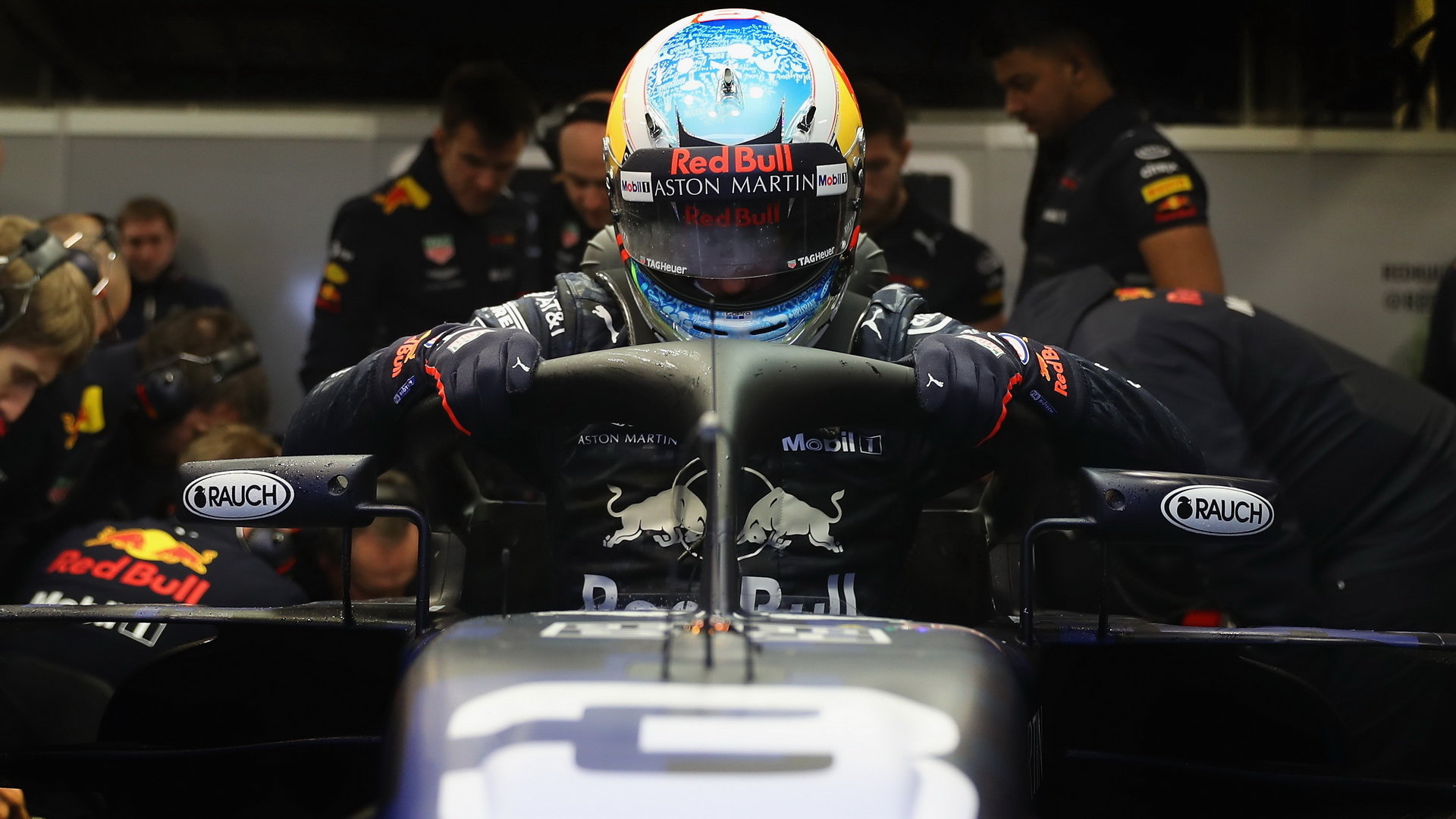 Daniel Ricciardo usedá do vozu vybaveného ochranou kokpitu Halo