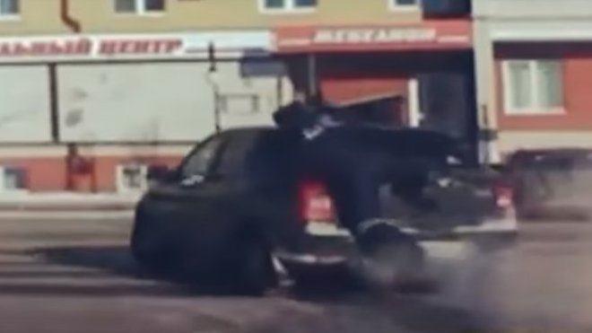 Ruský policista si zahrál na Terminátora a probojoval se do ujíždějícího vozu