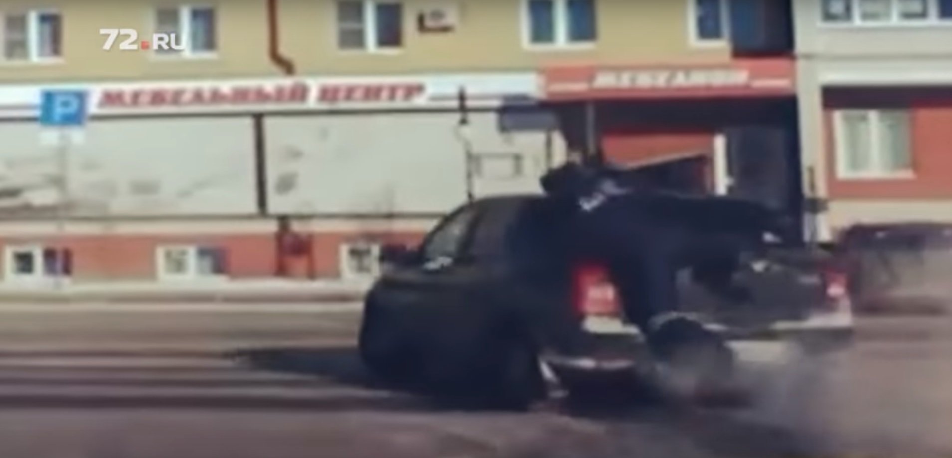 Ruský policista si zahrál na Terminátora a probojoval se do ujíždějícího vozu