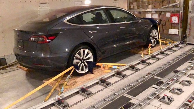 Elektromobily Tesla Model 3 upevněné v letadle během stěhování z USA do Evropy