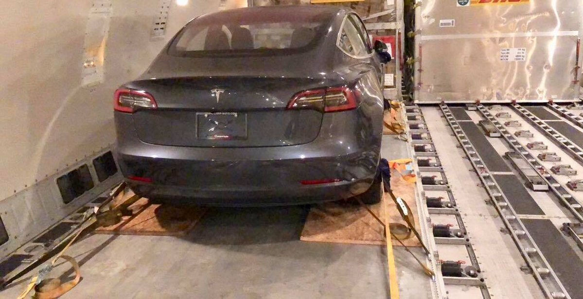 Elektromobily Tesla Model 3 upevněné v letadle během stěhování z USA do Evropy