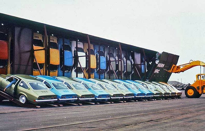 Automobily značky Chevrolet během nakládání na vagony Vert-A-Pac
