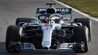 Lewis Hamilton prohání nový Mercedes W09 po trati v Silverstone