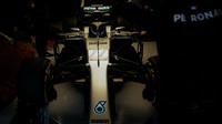 Valtteri Bottas prohání nový Mercedes W09 po trati v Silverstone