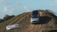 Staré Suzuki Jimny v terénu porazilo legendární Range Rover