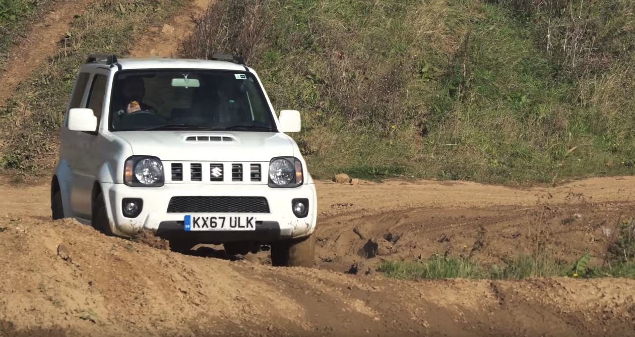 Staré Suzuki Jimny v terénu porazilo legendární Range Rover