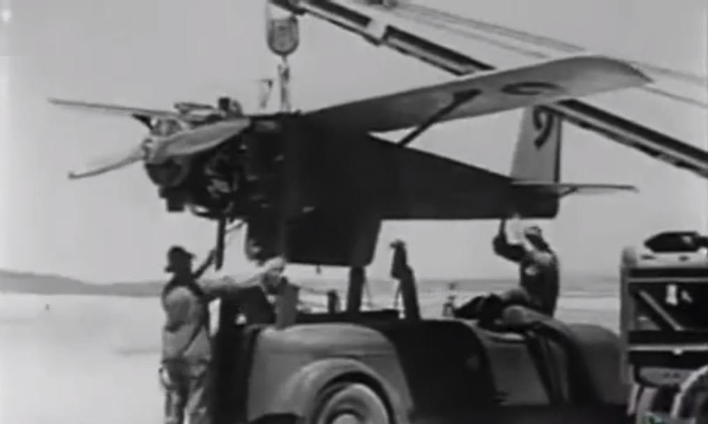 Tajemný automobil se dvěma motory Cadillac o výkonu 165 koní pomáhal prototypu létající bomby se vzlétnutím