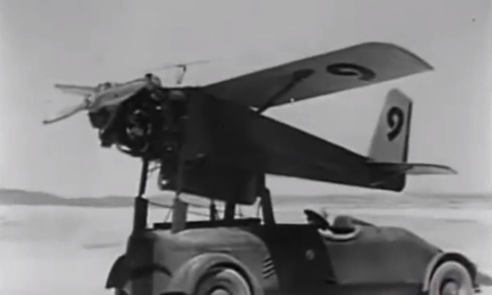 Tajemný automobil se dvěma motory Cadillac o výkonu 165 koní pomáhal prototypu létající dálkově řízené bomby se vzlétnutím