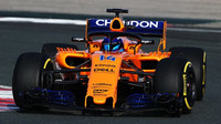Fernando Alonso s novým McLarenem MCL33 poprvé na trati