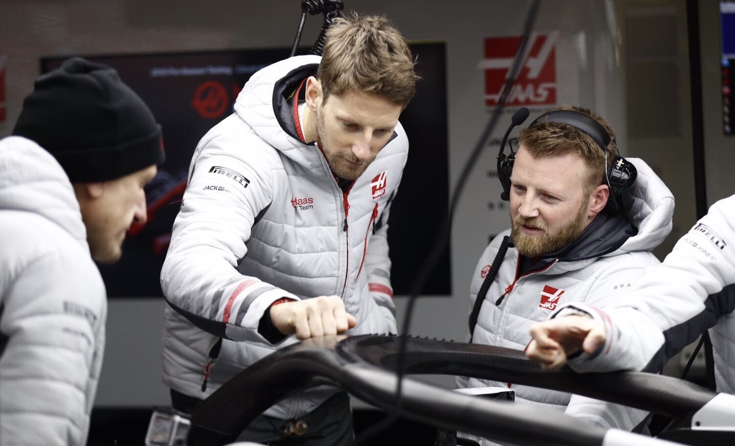Romain Grosjean kontroluje zuby na horní hraně ochrany kokpitu Halo, pomáhají aerodynamice