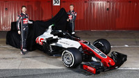 Romain Grosjean a Kevin Magnussen odkrývají nový vůz Haas VF-18 Ferrari