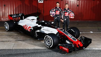Romain Grosjean a Kevin Magnussen odkrývají nový vůz Haas VF-18 Ferrari