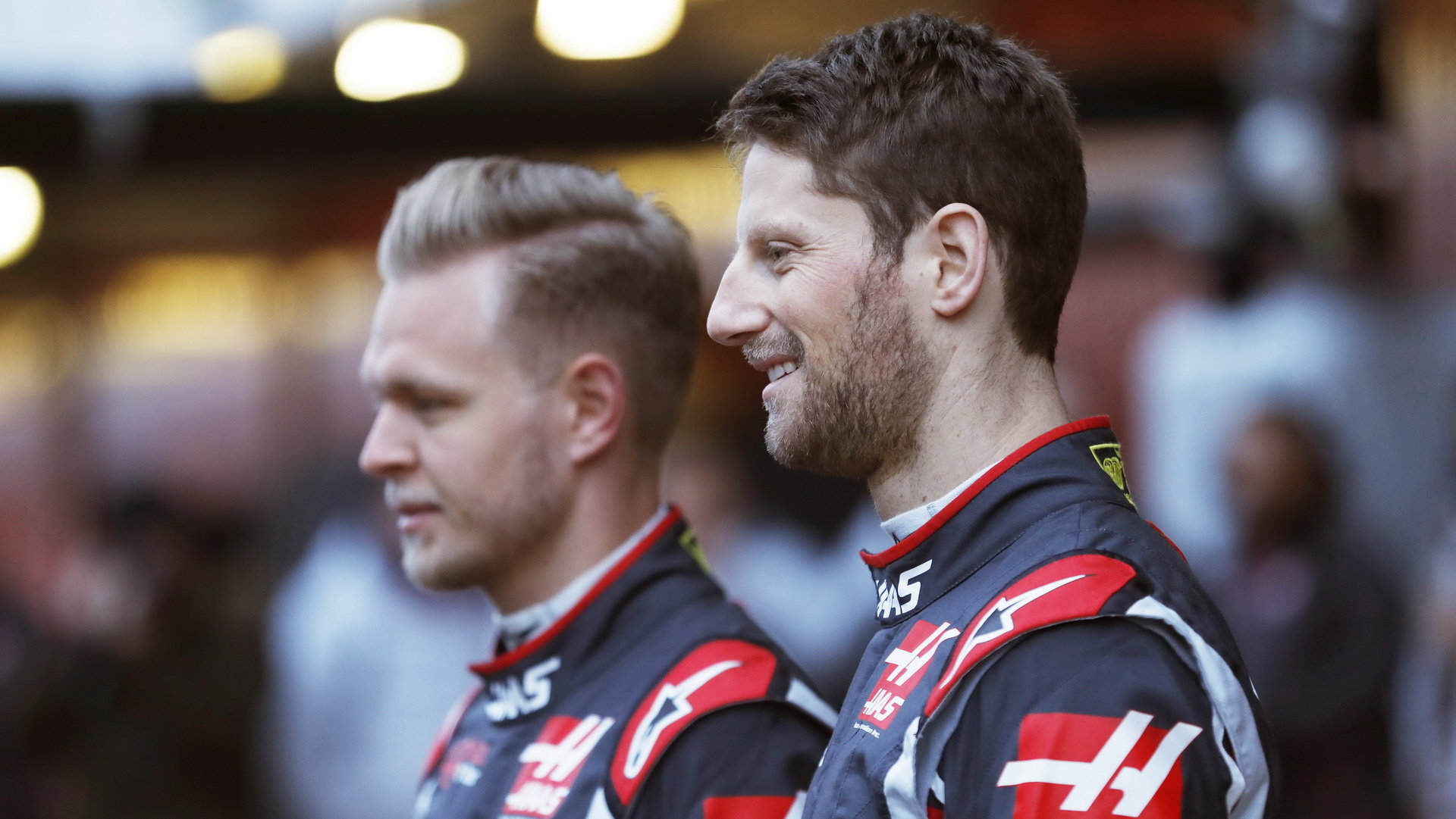 Romain Grosjean a Kevin Magnussen odkrývají nový vůz Haas VF-18 Ferrari