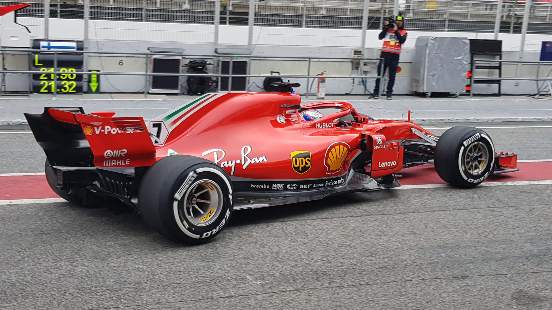 Ferrari SF71 vyjíždí na trať