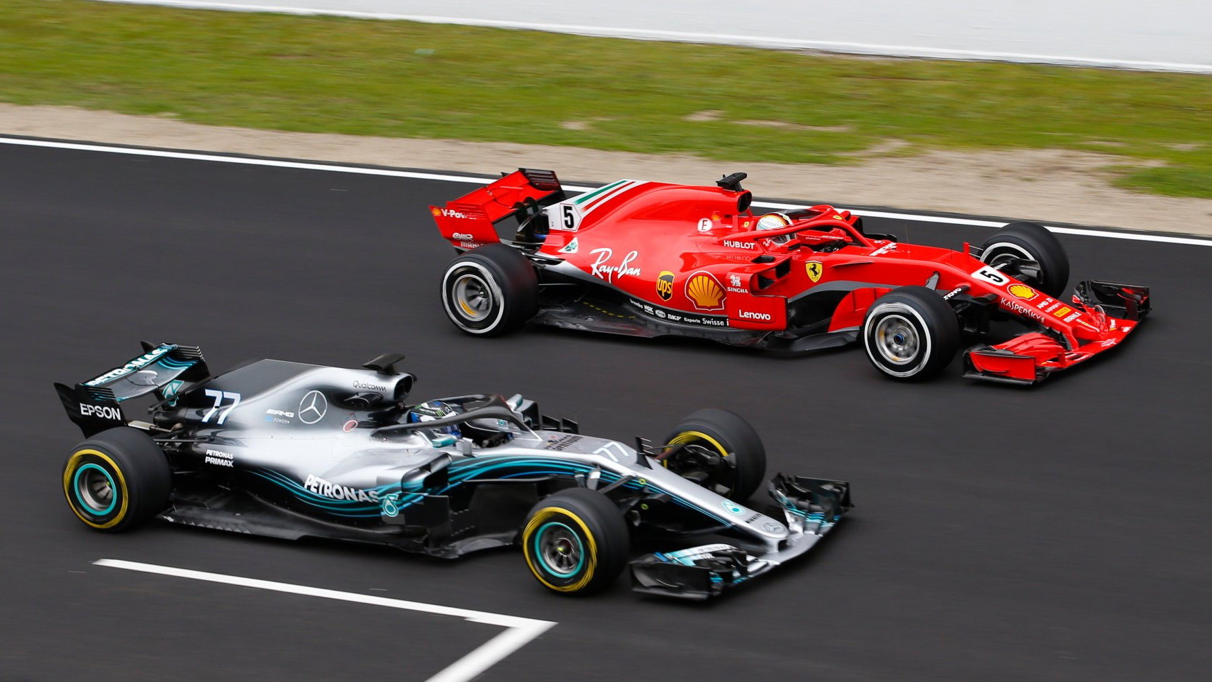 Mercedes během testů v Barceloně na rovince po boku Ferrari