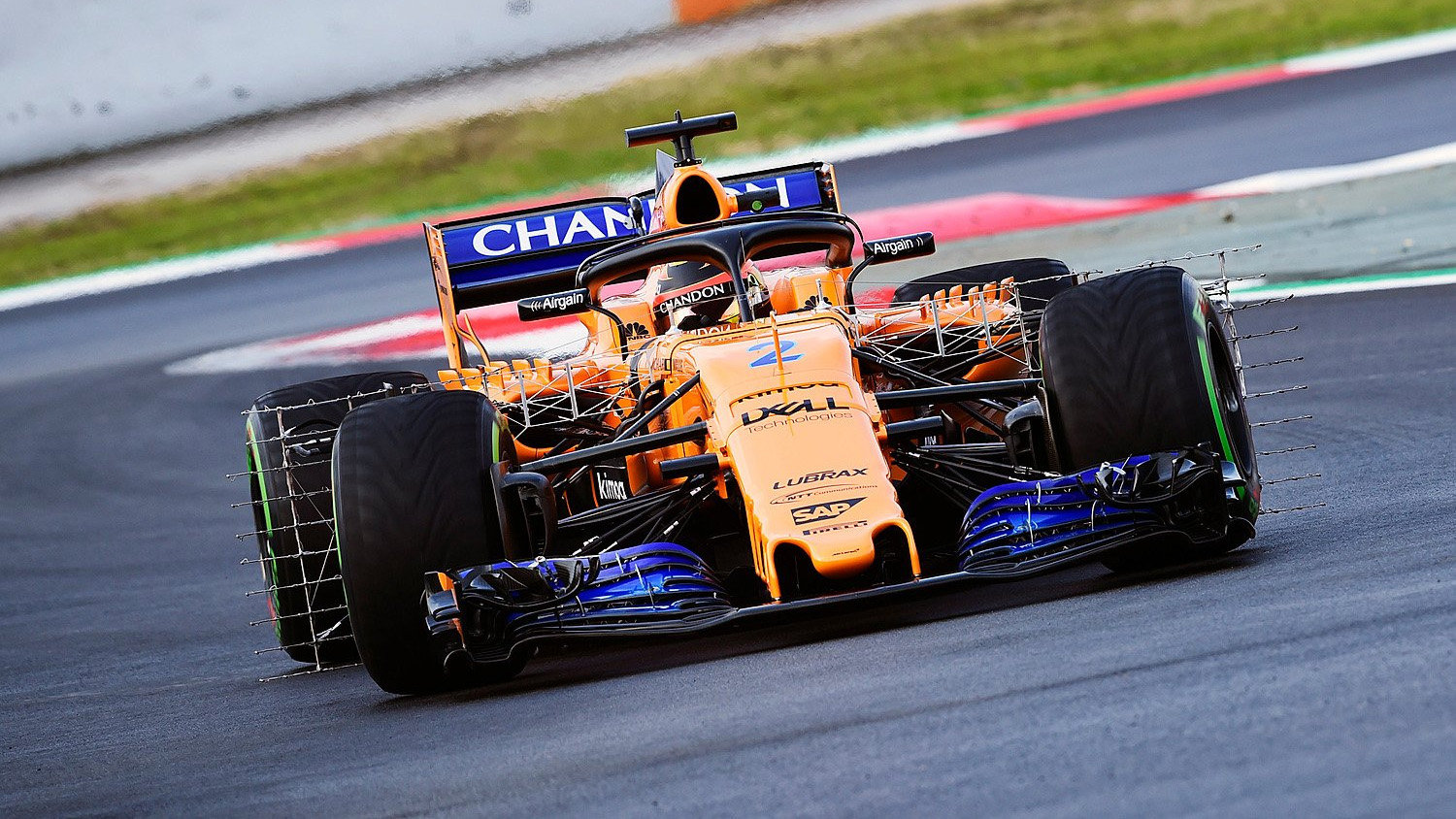 Stoffel Vandoorne s McLarenem MCL33 druhý den předsezónních testů v Barceloně