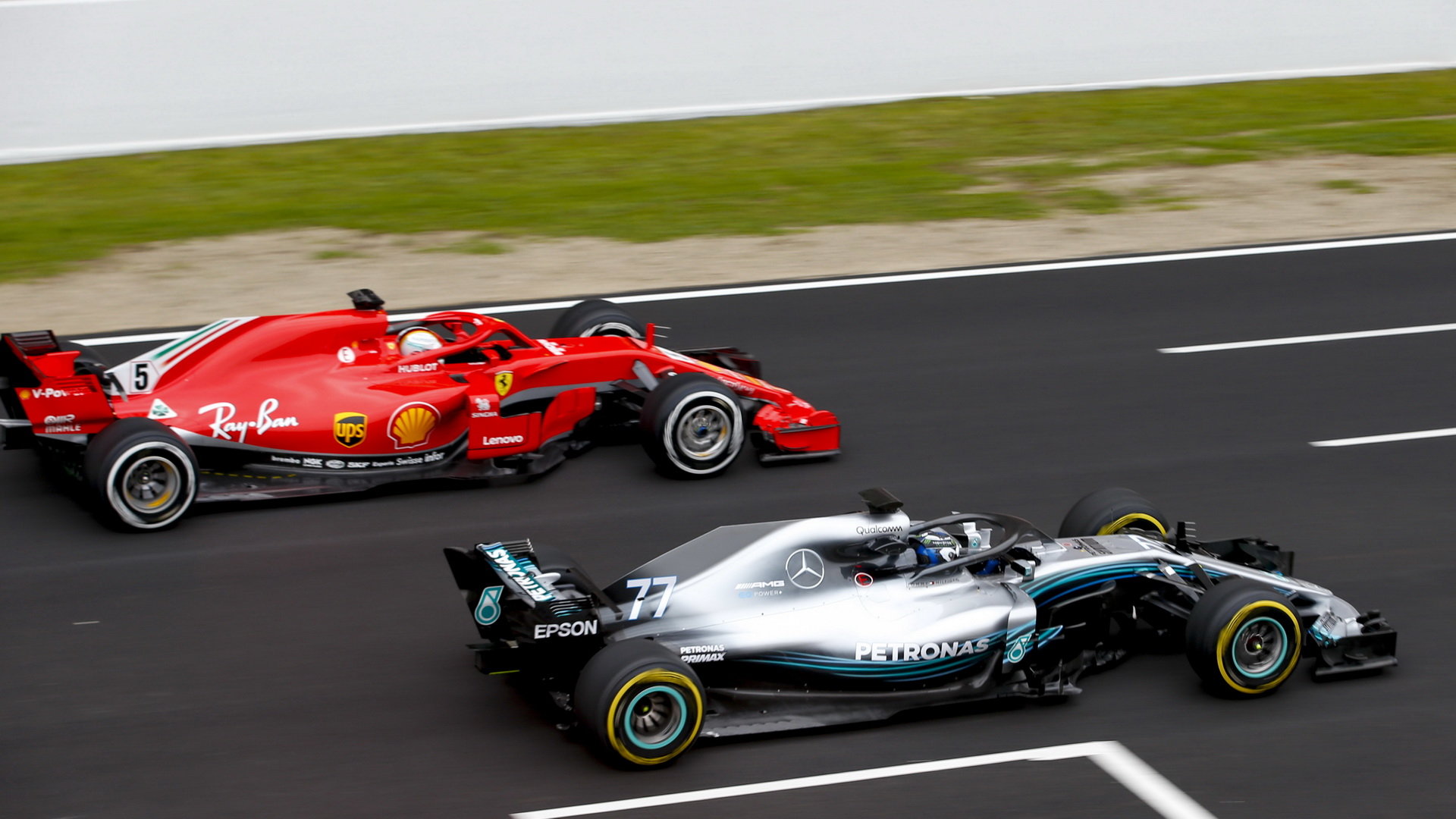 Valtteri Bottas a Sebastian Vettel při prvních předsezonních testech v Barceloně