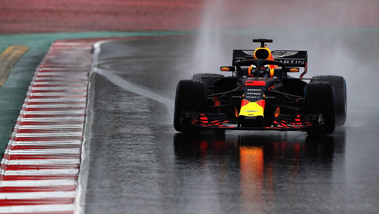 Daniel Ricciardo s Red Bullem RB14 za deště třetí den testů v Barceloně