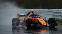 Fernando Alonso s Mclarenem MCL33 za nepohody při testech v Barceloně