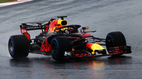 Daniel Ricciardo za nepohody při testech v Barceloně