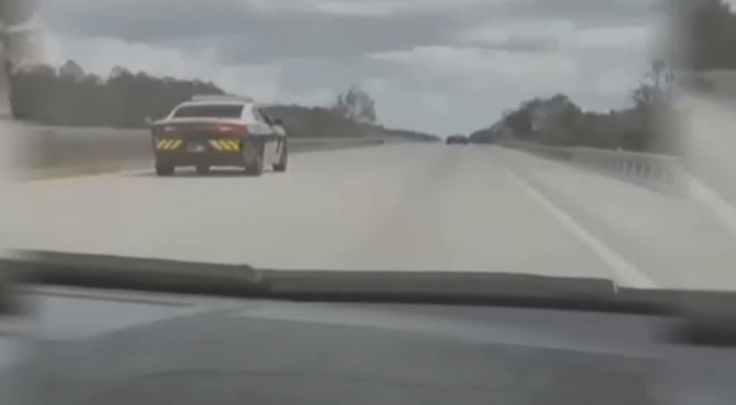 Policisté ve služebním Dodge Charger vyzvali k závodu Lamborghini Aventador