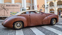 Laminátovou karoserii jedinečného ruského automobilu pokrývá bizoní kůže