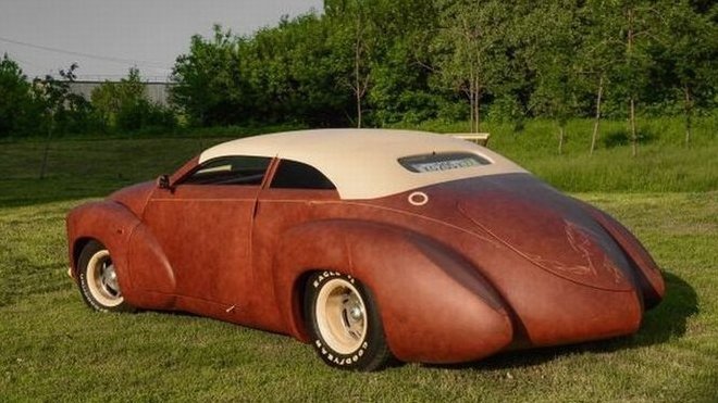 Laminátovou karoserii jedinečného ruského automobilu pokrývá bizoní kůže