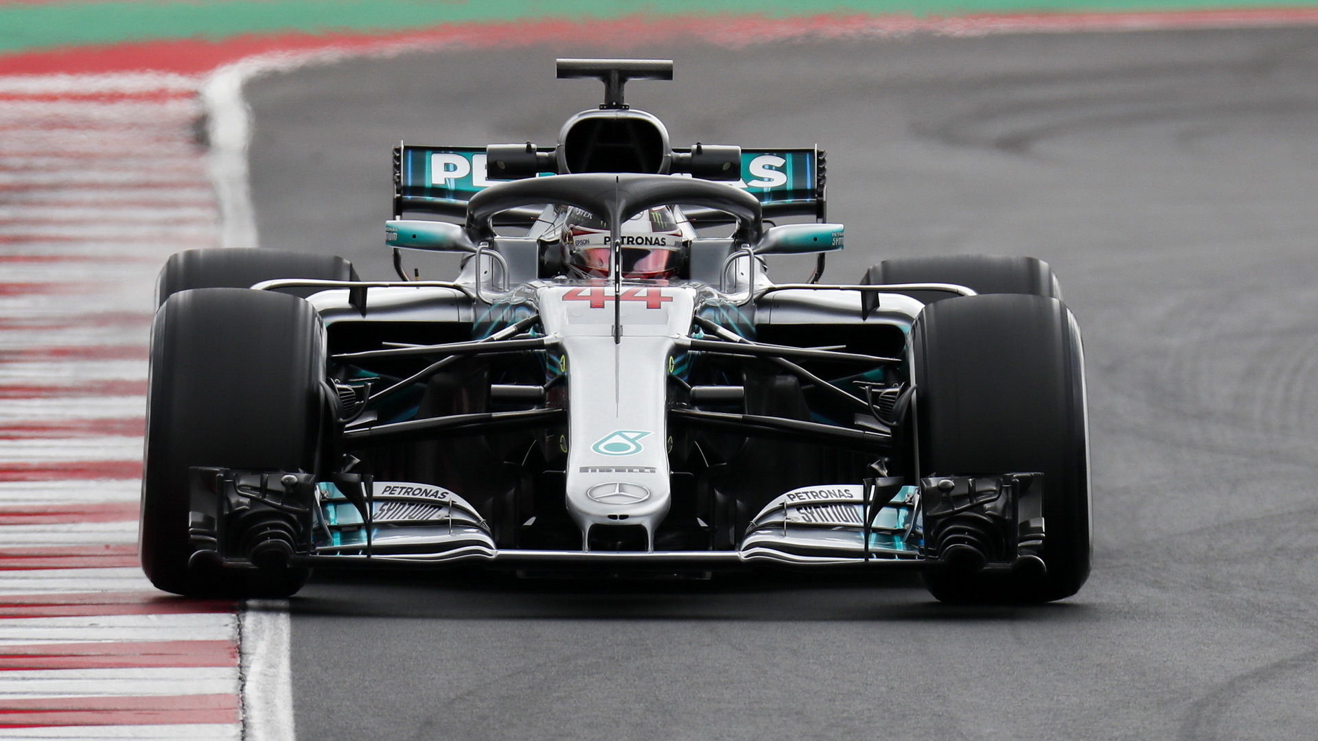 Lewis Hamilton si testovací jízdy v Barceloně díky novému povrchu trati moc neužil