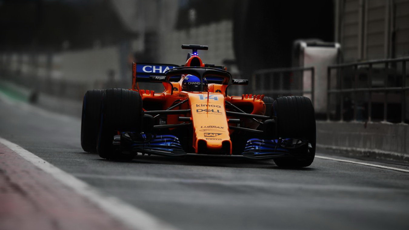 Fernando Alonso s McLarenem MCL33 během prvních předsezónních testů v Barceloně