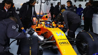 Fernando Alonso s McLarenem MCL33 v garáži během prvních předsezónních testů v Barceloně