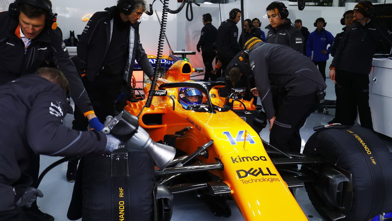 Fernando Alonso s McLarenem MCL33 v garáži během prvních předsezónních testů v Barceloně