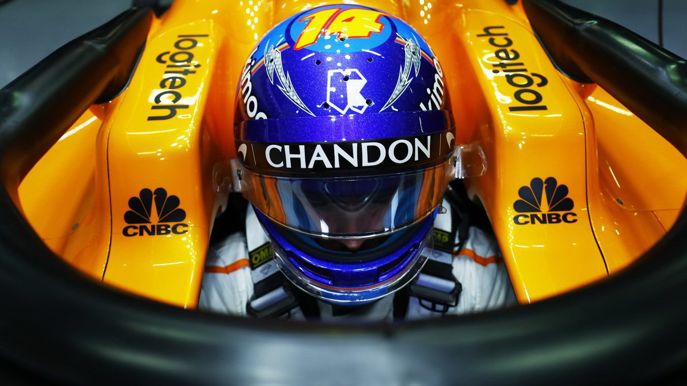 Fernando Alonso v kokpitu McLarenu MCL33